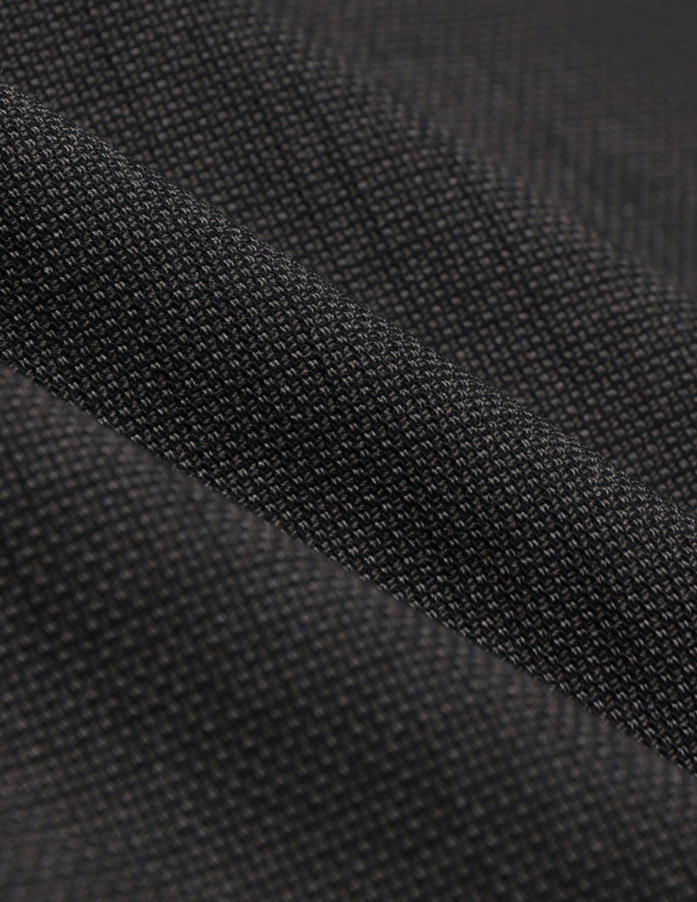 Nara Blazer i Cool Brown, detalje af stof med tæt vævet tekstur.